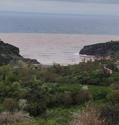 Bartın'da sağanağın ardından deniz çamur rengini aldı
