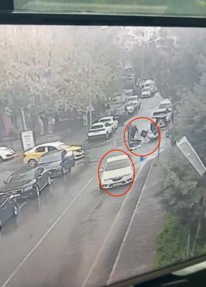 Motosiklet ile otomobilin çarpıştığı kaza kamerada