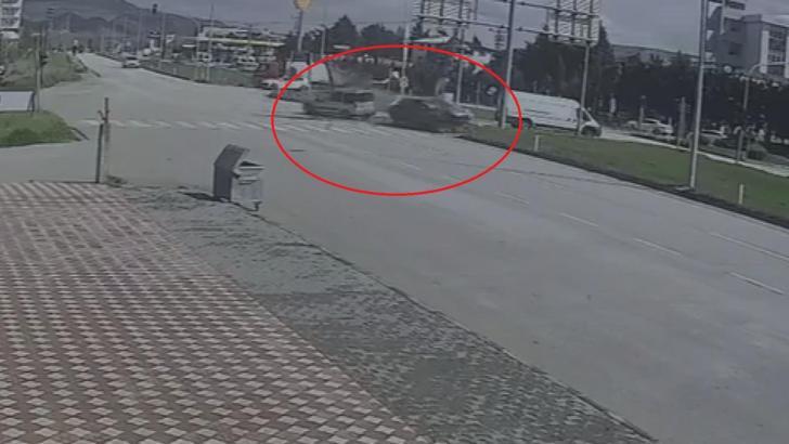 Hafif ticari araçla otomobilin çarpıştığı kaza kamerada