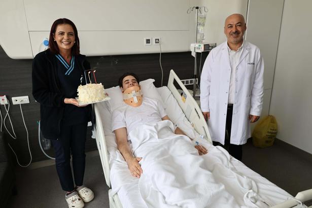 Sağlığına kavuştu, yeni yaşını doktoruyla birlikte kutladı