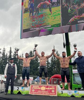 Kemer Belediyesi güreşçileri kürsüye çıktı