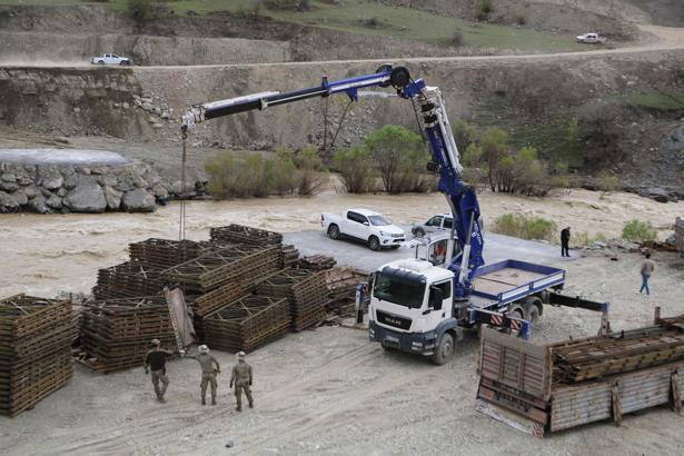 TSK’dan Hakkari'de heyelan bölgesine 40 metrelik köprü