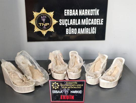 Kadın ayakkabısına gizlenmiş 1,6 kilo eroin ele geçirildi