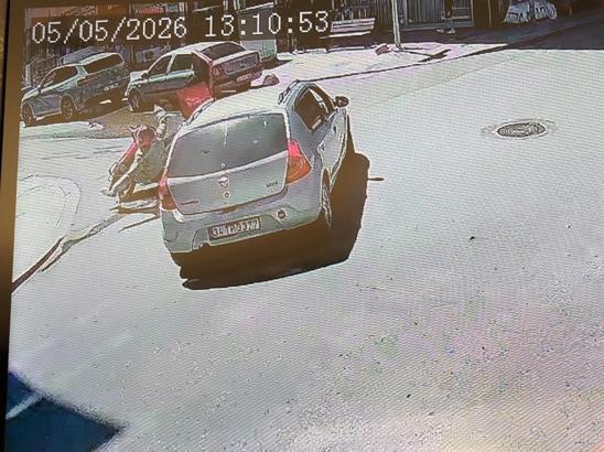 Otomobille motosikletin çarpıştığı kaza kamerada; 1 yaralı
