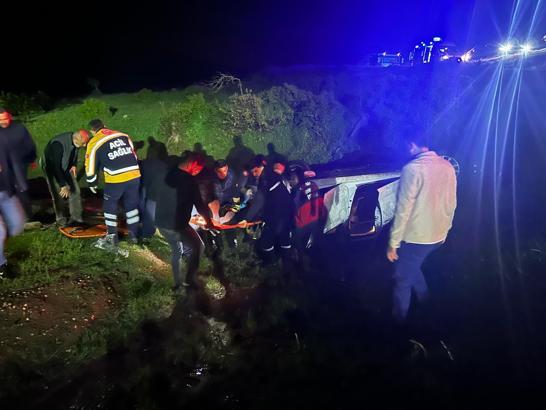Cenazeye gidenlerin bulunduğu otomobil, şarampole yuvarlandı; 4 yaralı