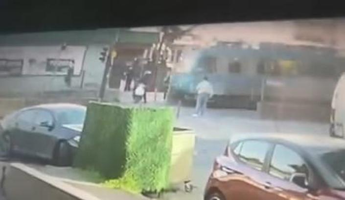Gaziosmanpaşa'da yolun karşısına geçmek isteyen motosikletliye tramvay çarptı: kaza anı kamerada