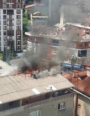 Eyüpsultan'da 4 katlı binanın çatı katında çıkan yangın söndürüldü