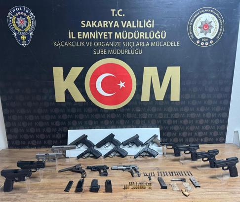 Sakarya'da 17 ruhsatsız tabanca ele geçirildi; 2 tutuklama