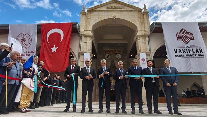 Depremde hasar alan Kahramanmaraş’taki tarihi Ulu Camii, törenle açıldı