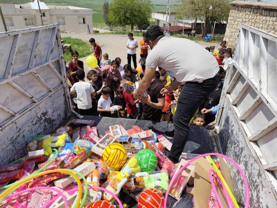Şırnak’ta gönüllüler, köylerde çocuklara oyuncak dağıttı