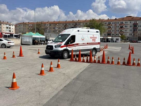 Ambulans sürücülerine güvenli sürüş eğitimi