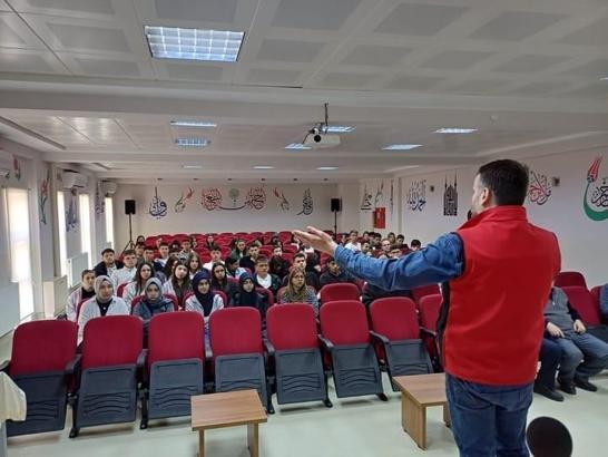 Edirne’de polisten öğrencilere ‘doğru iletişim’ semineri