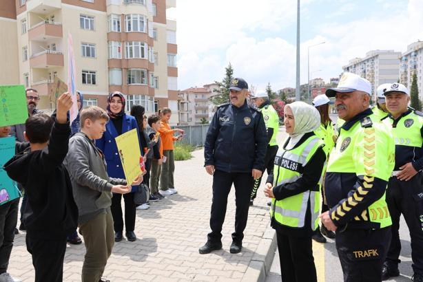 Öğrencilere uygulamalı trafik eğitimi