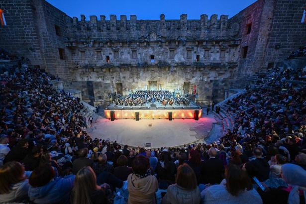 Aspendos'ta 'Kökten Geleceğe Maarif Yolcuları' konseri