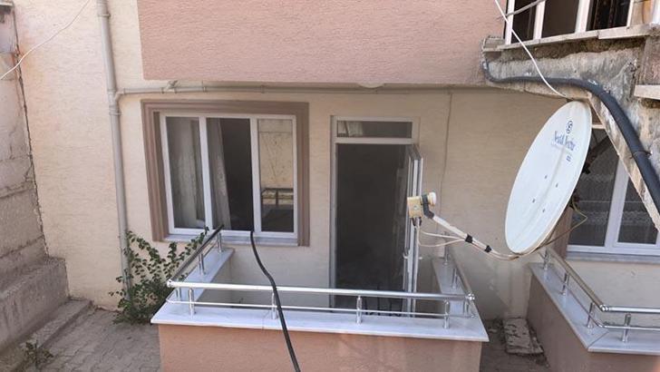 Evlerinde çıkan yangında mahsur kalan anne ile otizmli kızını komşuları kurtardı
