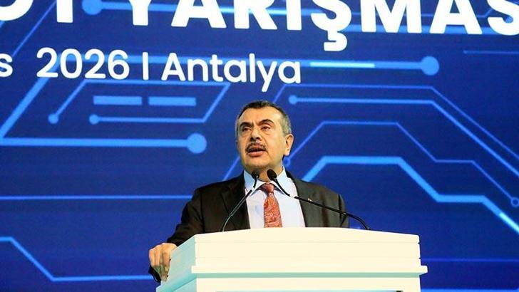 Bakan Tekin, Antalya'da robot yarışmasına katıldı