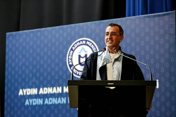 Güvenlik görevlisi olarak çalıştığı üniversiteden birincilikle mezun oldu