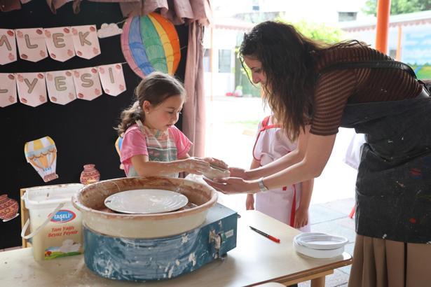 Minik eller anneleri için çömleğe şekil verdi