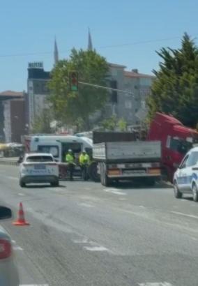 Silivri'de bariyere çarpan TIR'ın şoförü öldü
