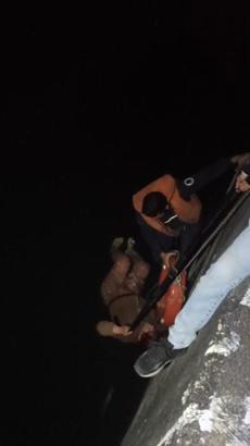 Seyhan Nehri'ne düşen kadını itfaiye ekibi kurtardı