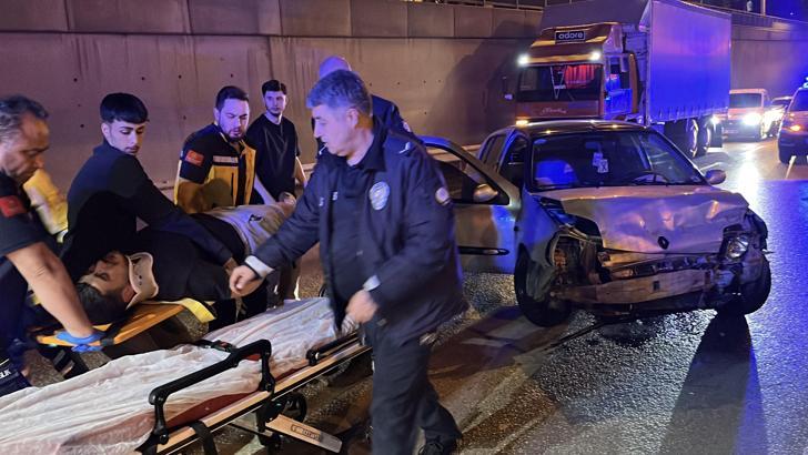 Bursa'da bariyerlere çarpan otomobilin sürücüsü yaralandı