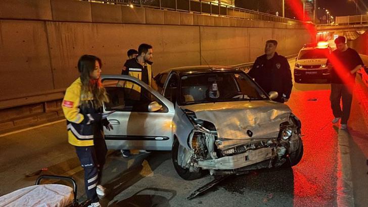 Bursa'da bariyerlere çarpan otomobilin sürücüsü yaralandı
