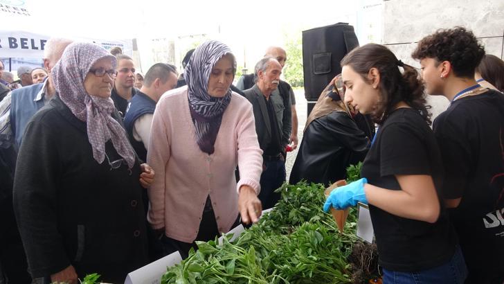 Nilüfer Belediyesi, 8 ayrı çeşitte 120 bin fideyi vatandaşlara ücretsiz dağıttı