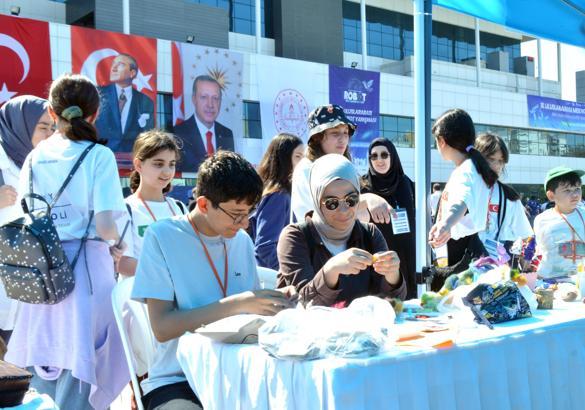 Robot yarışmasında sanat stantları
