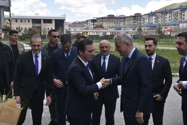 Bakan Memişoğlu, Bitlis'te sağlık kongresine katıldı