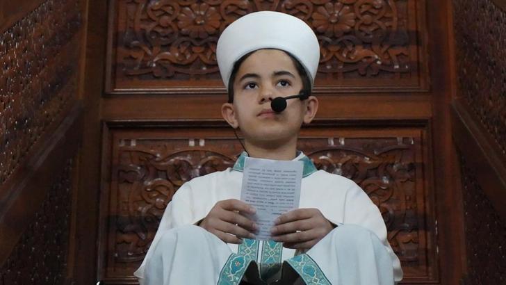 Siirt’te 13 yaşındaki Harun, hutbe okuyup namaz kıldırdı