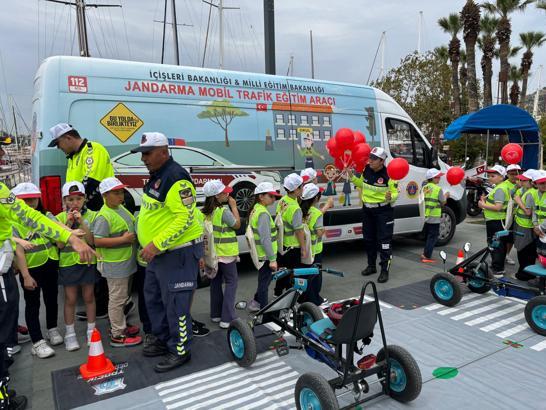 Bodrum'da trafik haftasında öğrencilere uygulamalı trafik kuralları anlatıldı