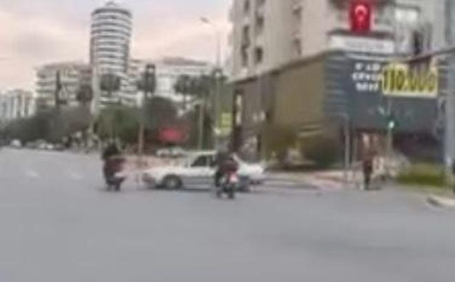 Otomobil ile 2 motosikletin çarpıştığı kaza kask kamerasında