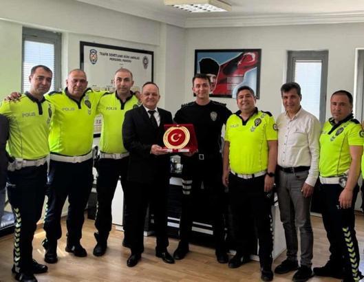 30 yıllık trafik polisinden duygulandıran veda