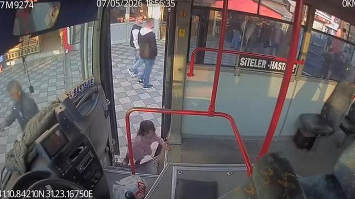 Ailesini bulamayıp emekleyerek halk otobüsüne binen 2 yaşındaki çocuk kamerada