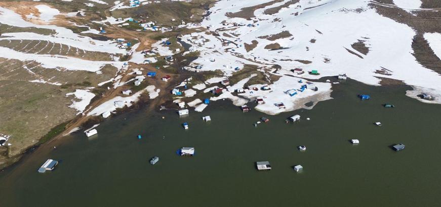 Erciyes'te kar erimeye başladı; kuruyan gölün etrafındaki karavan ve çadırlar su altında kaldı