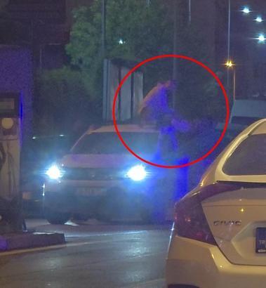 Otomobili durdurup üzerine çıktı; o anlar kamerada