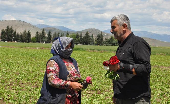 Tarım işçisi kadınlara ‘Anneler Günü’ çiçeği