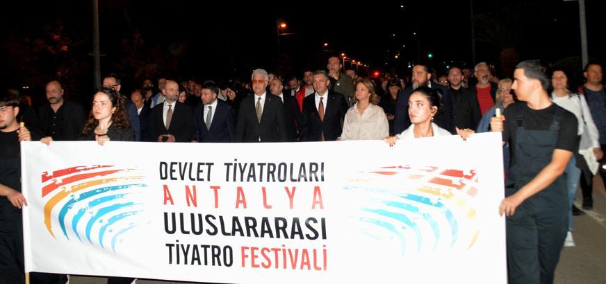 Antalya Uluslararası Tiyatro Festivali'ne renkli kortej