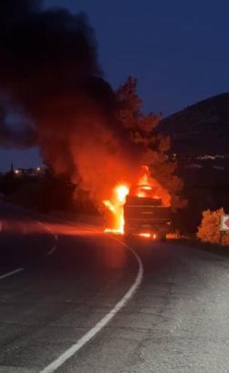 Hatay'da TIR yandı