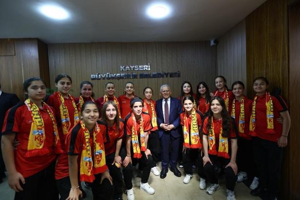 Başkan Büyükkılıç Süper Lig’e yükselen kadın futbol takımını ağırladı