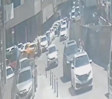 Pendik'te kopan afiş parçası yüzüne çarpan motosiklet sürücüsü kaza yaptı