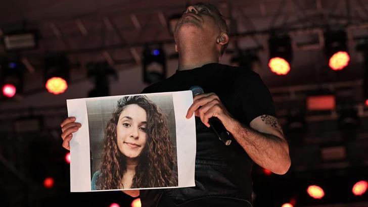 Haluk Levent, konserde Gülistan Doku’nun posteri açıp türkü seslendirdi