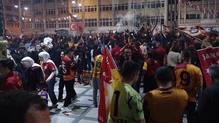 Burdur'da Galatasaraylılar şampiyonluğu meydanda kutladı