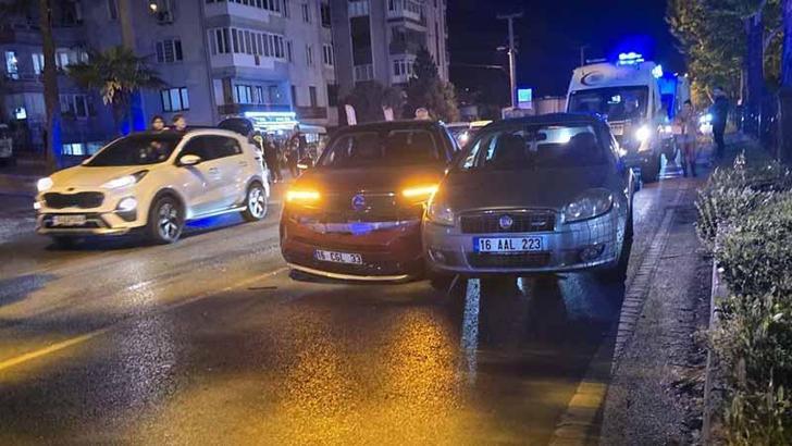 Bursa'da otomobil, kırmızı ışıkta bekleyen otomobile çarptı: 3 yaralı