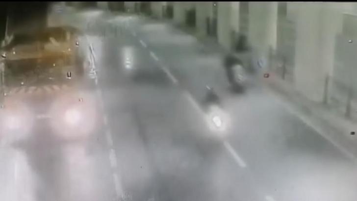 Taksim’de motosikletiyle duvara çarpan Ömer'in hayatını kaybettiği kaza kamerada