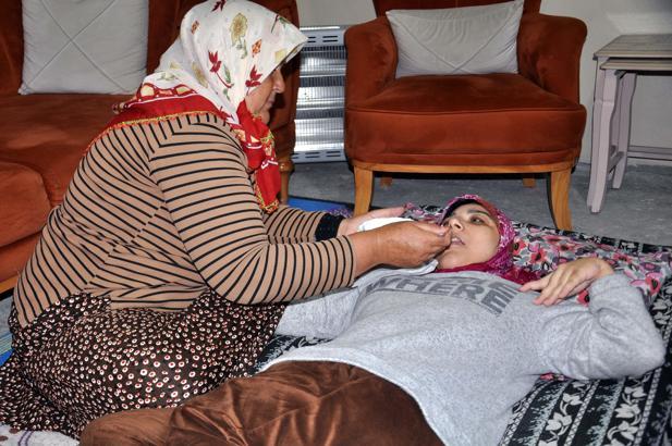 Engelli kızına 36 yıldır bebek gibi bakıyor