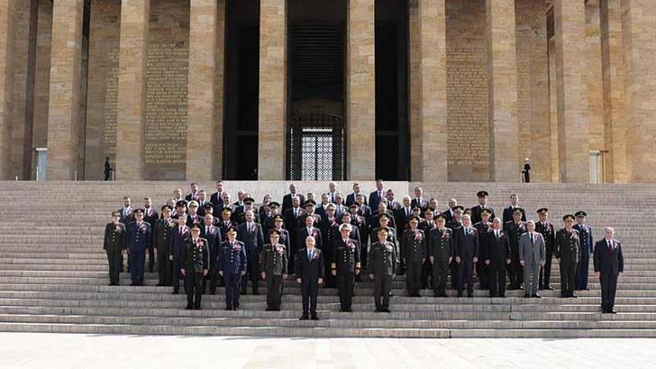 Bakan Güler, OYAK Yönetim Kurulu üyeleri ile Anıtkabir'i ziyaret etti