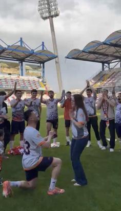 Şampiyonluk kutlamalarında futbolcudan sürpriz evlilik teklifi