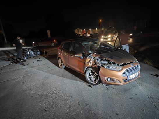 Otomobil ile çarpışan motosikletin sürücüsü yaralandı; kaza kamerada