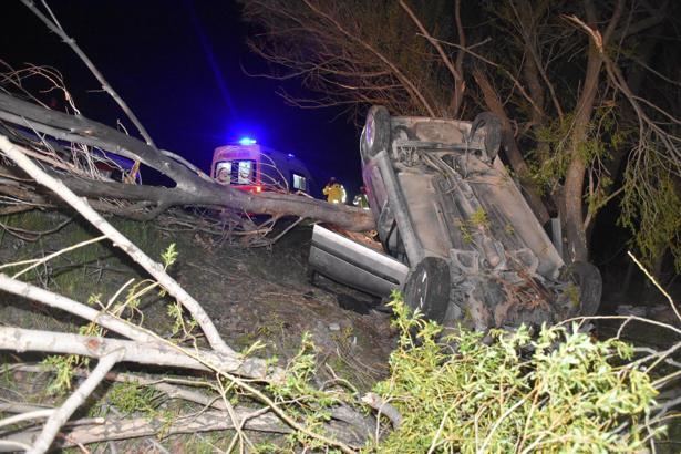 Sivas’ta otomobil yol kenarındaki ağaca çarpıp devrildi: 1 ölü, 4 yaralı